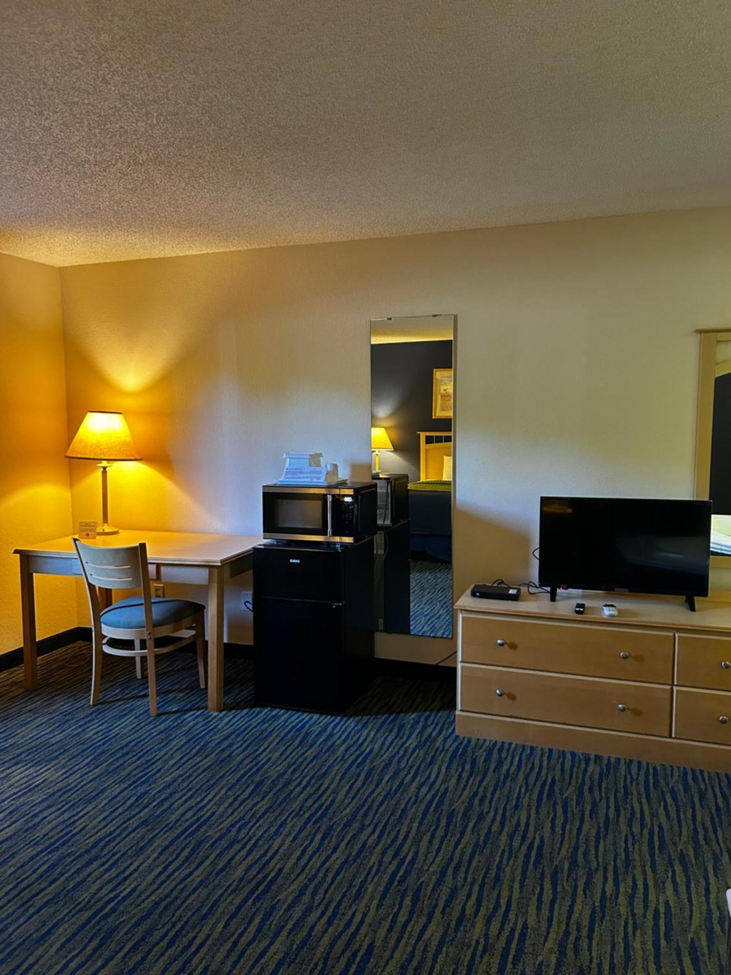 Waverly Ameristay Inn & Suites מראה חיצוני תמונה