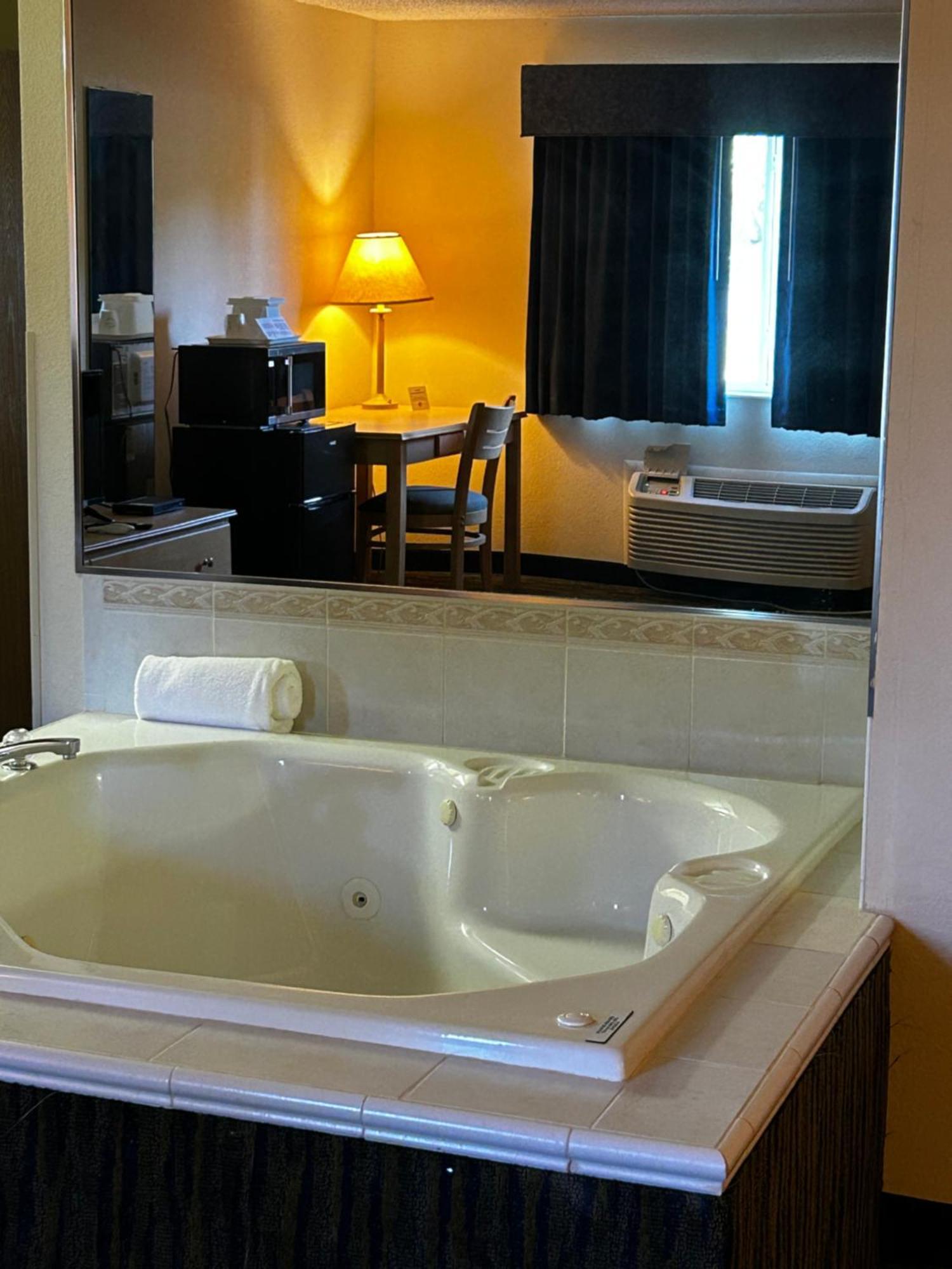 Waverly Ameristay Inn & Suites מראה חיצוני תמונה